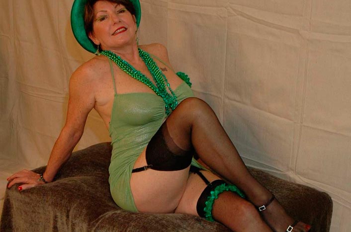 Top paid adult website to watch the cougar Bea fucking with her female friends